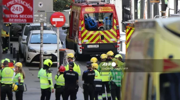 Emergencia en Madrid: cuatro obreros desaparecidos tras derrumbe en obra. Bomberos y guías caninos buscan a los trabajadores.