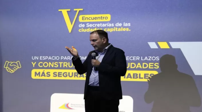 Andrés Santamaría de Asocapitales habla sobre el futuro del sistema carcelario en Colombia. Tres alternativas se plantean para resolver el hacinamiento carcelario. Andrés Santamaría de Asocapitales habla sobre el futuro del sistema carcelario en Colombia. Tres alternativas se plantean para resolver el hacinamiento carcelario.