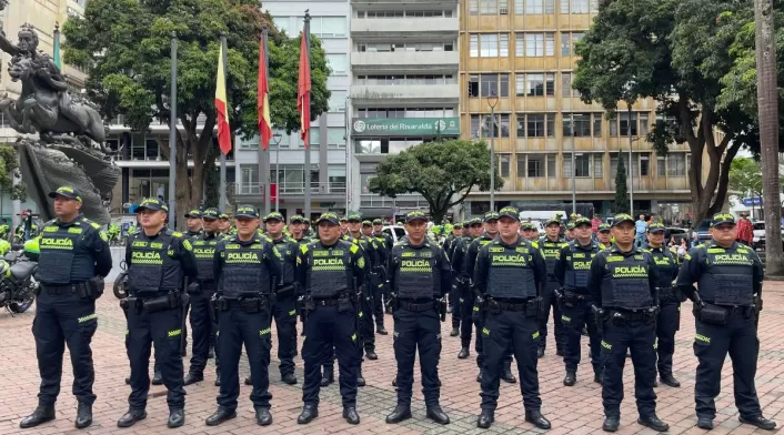 Uniformados en la Plaza de Bolívar de Pereira