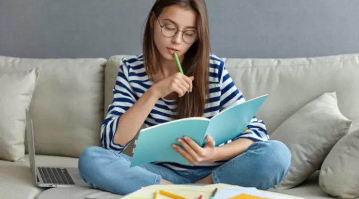 Otro caso es el de “hecho” y “echo”. La RAE explica que “hecho” es una forma del verbo hacer y también puede funcionar como sustantivo Otro caso es el de “hecho” y “echo”. La RAE explica que “hecho” es una forma del verbo hacer y también puede funcionar como sustantivo