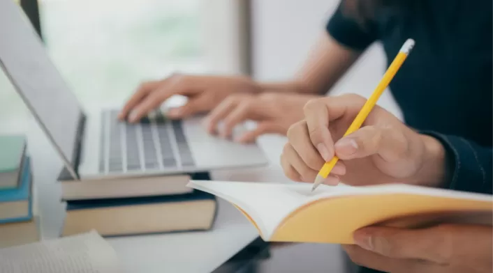 Samuel, estudiante destacado del colegio rural María Medina de Cundinamarca, revela sus secretos para alcanzar un puntaje perfecto de 500 en las pruebas Saber 11. Con disciplina y constancia, este joven de 16 años comparte su pasión por la física y su sueño de convertirse en profesor universitario Samuel, estudiante destacado del colegio rural María Medina de Cundinamarca, revela sus secretos para alcanzar un puntaje perfecto de 500 en las pruebas Saber 11. Con disciplina y constancia, este joven de 16 años comparte su pasión por la física y su sueño de convertirse en profesor universitario