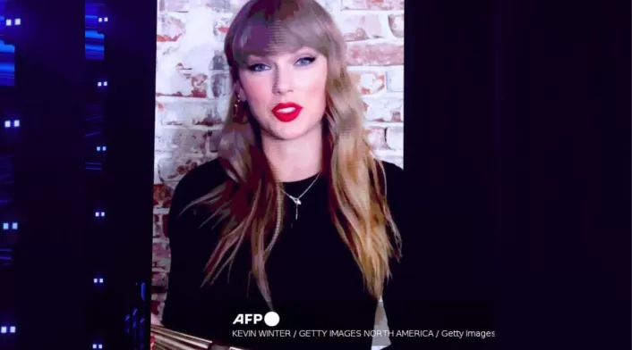 Taylor Swift lanza su 12º disco de estudio, The Life of a Showgirl, mostrando una artista radiante y enamorada. Descubre su nuevo sonido y colaboraciones en este álbum lleno de sorpresas. Taylor Swift lanza su 12º disco de estudio, The Life of a Showgirl, mostrando una artista radiante y enamorada. Descubre su nuevo sonido y colaboraciones en este álbum lleno de sorpresas.
