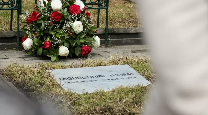 Investigación en curso sobre el asesinato de Miguel Uribe Turbay: ¿Segunda Marquetalia involucrada? Capturas próximas. Molestia en la casa Santos por declaraciones de Juan Carlos Pinzón. Investigación en curso sobre el asesinato de Miguel Uribe Turbay: ¿Segunda Marquetalia involucrada? Capturas próximas. Molestia en la casa Santos por declaraciones de Juan Carlos Pinzón.