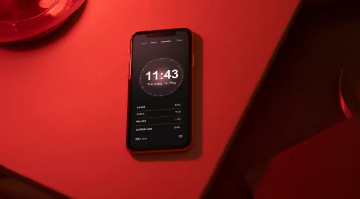 La isla dinámica en los modelos recientes de iPhone concentra alertas de micrófono y cámara de forma visible. La isla dinámica en los modelos recientes de iPhone concentra alertas de micrófono y cámara de forma visible.