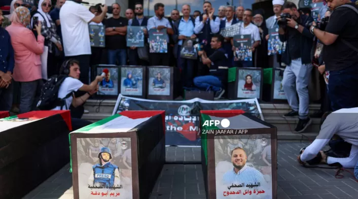 Conmemoración ciudadana en Tel Aviv reúne a 30.000 personas en homenaje a víctimas del conflicto. Familias exigen liberación de secuestrados en evento sin presencia política. Conmemoración ciudadana en Tel Aviv reúne a 30.000 personas en homenaje a víctimas del conflicto. Familias exigen liberación de secuestrados en evento sin presencia política.