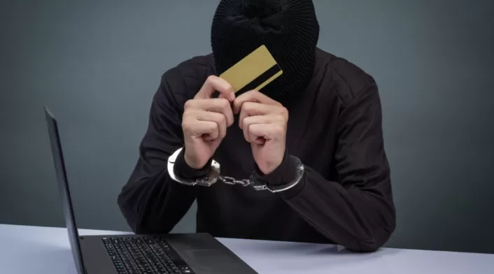 No responder números desconocidos ni compartir información personal evita fraudes telefónicos. No responder números desconocidos ni compartir información personal evita fraudes telefónicos.