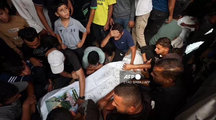 Equipos de rescate palestinos recuperan cuerpos tras el ataque israelí contra un autobús que transportaba desplazados en el barrio de Zeitún, Gaza. Equipos de rescate palestinos recuperan cuerpos tras el ataque israelí contra un autobús que transportaba desplazados en el barrio de Zeitún, Gaza.