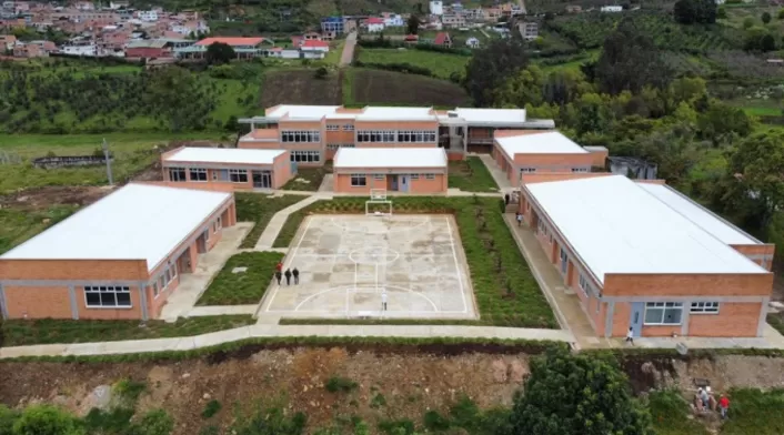 Institución educativa en el Popular, Medellín, en mal estado estructural preocupa a estudiantes y padres de familia. Estudiantes de Décimo y Once trasladados a lugar alterno con condiciones precarias. Padres piden soluciones urgentes. Institución educativa en el Popular, Medellín, en mal estado estructural preocupa a estudiantes y padres de familia. Estudiantes de Décimo y Once trasladados a lugar alterno con condiciones precarias. Padres piden soluciones urgentes.