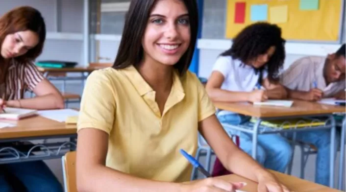 Estudiante repite un diálogo de 90 segundos para mejorar pronunciación y vocabulario práctico. Estudiante repite un diálogo de 90 segundos para mejorar pronunciación y vocabulario práctico.