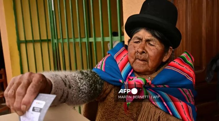 Ciudadanos bolivianos acuden a las urnas en un balotaje decisivo marcado por la crisis económica. Ciudadanos bolivianos acuden a las urnas en un balotaje decisivo marcado por la crisis económica.