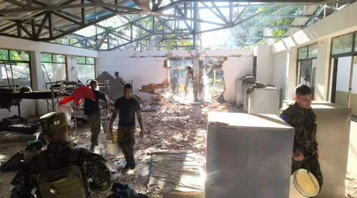 Ataque con explosivos deja ocho militares heridos en base militar de Arauca. Despliegue operacional en la zona para repeler acción terrorista. Ataque con explosivos deja ocho militares heridos en base militar de Arauca. Despliegue operacional en la zona para repeler acción terrorista.