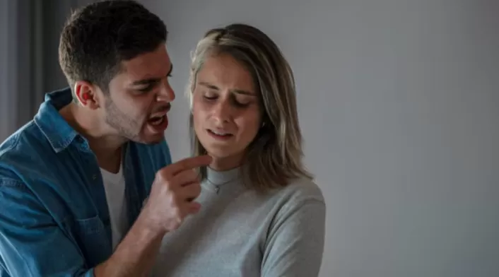 Las redes sociales refuerzan estereotipos de éxito físico y económico que afectan la autoestima masculina. Las redes sociales refuerzan estereotipos de éxito físico y económico que afectan la autoestima masculina.