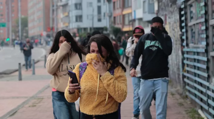 Usuarios de Transmilenio caminando por la Calle 26 tras cierres de las estaciones Usuarios de Transmilenio caminando por la Calle 26 tras cierres de las estaciones