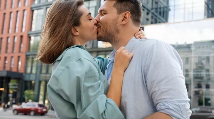 Durante un beso de 10 segundos se intercambian hasta 80 millones de bacterias, según la ciencia. Durante un beso de 10 segundos se intercambian hasta 80 millones de bacterias, según la ciencia.