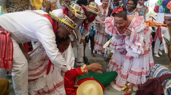 Descubre cómo la danza puede mejorar tu salud emocional y física con los expertos Eric Cardona, Sara Trujillo y Jimena en La FM. Conoce cómo el baile fortalece la conexión mente-cuerpo y encuentra equilibrio en tu vida. Descubre cómo la danza puede mejorar tu salud emocional y física con los expertos Eric Cardona, Sara Trujillo y Jimena en La FM. Conoce cómo el baile fortalece la conexión mente-cuerpo y encuentra equilibrio en tu vida.