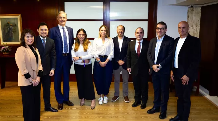 Miembros de los partidos Cambio Radical y Centro Democrático, reunidos preparando la Cumbre de la Oposición Miembros de los partidos Cambio Radical y Centro Democrático, reunidos preparando la Cumbre de la Oposición