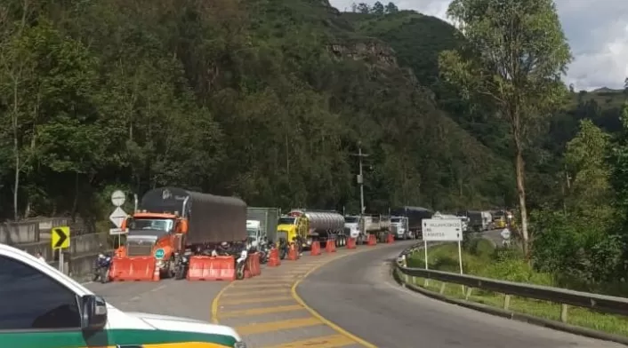 Camiones represados en un sector de la vía entre Bogotá y Villavicencio el primero de octubre