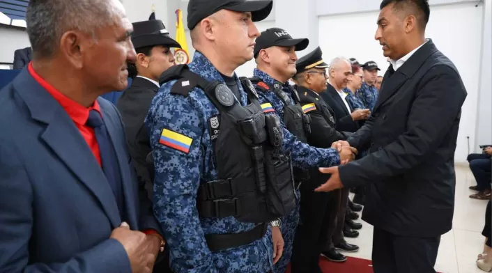 El director del Inpec, Daniel Gutiérrez, les entrega a miembros del Instituto implementos de seguridad el primero de agosto.