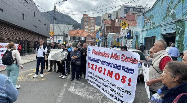 Nueva EPS, plantón, usuarios, pacientes, alto costo, defensoría del pueblo