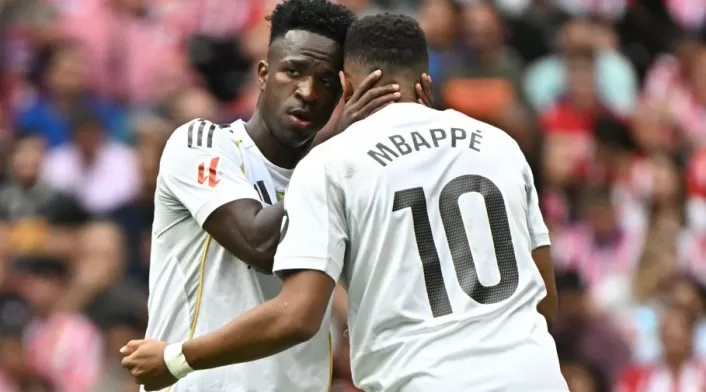 Kylian Mbappé junto a Vinicius Jr en el Real Madrid