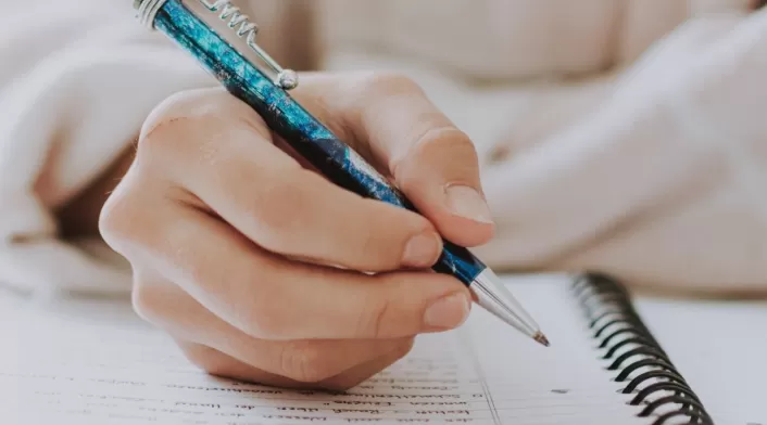 La letra T en la escritura podría revelar rasgos de su personalidad, según la grafología La letra T en la escritura podría revelar rasgos de su personalidad, según la grafología