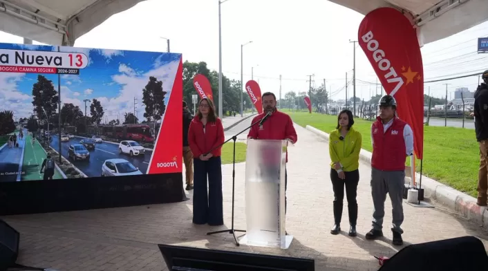 El alcalde mayor, Carlos Fernando Galán, junto a autoridades locales, presenta avances del proyecto La Nueva 13 para mejorar movilidad en Bogotá. Inversión de 2,4 billones beneficiará a 1,6 millones de personas. El alcalde mayor, Carlos Fernando Galán, junto a autoridades locales, presenta avances del proyecto La Nueva 13 para mejorar movilidad en Bogotá. Inversión de 2,4 billones beneficiará a 1,6 millones de personas.