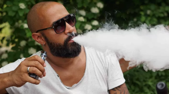 Los jóvenes usan con frecuencia cigarrillos electrónicos