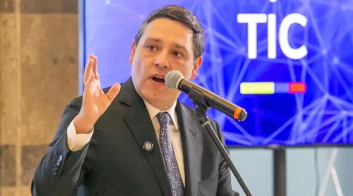 Amenazan con un arreglo floral al padre de Mauricio Lizcano en su sede de campaña en Manizales Amenazan con un arreglo floral al padre de Mauricio Lizcano en su sede de campaña en Manizales