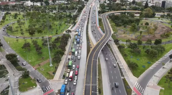 vances en la movilidad de Bogotá: el IDU trabaja en la construcción de la avenida 68 para optimizar el transporte público y aliviar la congestión vehicular en la capital. Pronto se abrirá el puente curvo en la calle 26, facilitando el paso de vehículos particulares y transporte público vances en la movilidad de Bogotá: el IDU trabaja en la construcción de la avenida 68 para optimizar el transporte público y aliviar la congestión vehicular en la capital. Pronto se abrirá el puente curvo en la calle 26, facilitando el paso de vehículos particulares y transporte público