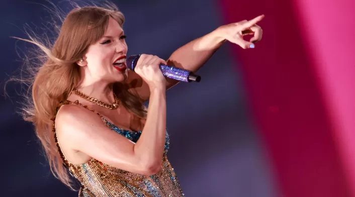 Taylor Swift presenta su decimosegundo álbum, 'The Life of a Showgirl', fusionando música y negocios en un fenómeno cultural. Con material promocional inspirado en su gira récord Eras y su romance con Travis Kelce, la estrella pop demuestra su maestría en el marketing narrativo Taylor Swift presenta su decimosegundo álbum, 'The Life of a Showgirl', fusionando música y negocios en un fenómeno cultural. Con material promocional inspirado en su gira récord Eras y su romance con Travis Kelce, la estrella pop demuestra su maestría en el marketing narrativo