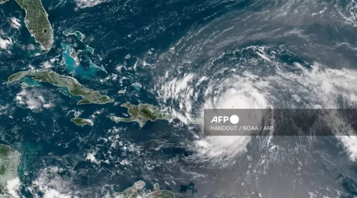 El Centro Nacional de Huracanes NHC informa sobre la formación de la tormenta tropical Jerry en el Atlántico central, que podría convertirse en huracán en los próximos días. Sin peligro inmediato en tierra, autoridades mantienen vigilancia El Centro Nacional de Huracanes NHC informa sobre la formación de la tormenta tropical Jerry en el Atlántico central, que podría convertirse en huracán en los próximos días. Sin peligro inmediato en tierra, autoridades mantienen vigilancia