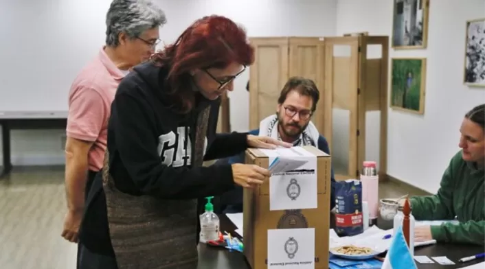 Para ejercer el voto, los jóvenes de 14 a 17 años deberán presentar su tarjeta de identidad azul biométrica Para ejercer el voto, los jóvenes de 14 a 17 años deberán presentar su tarjeta de identidad azul biométrica