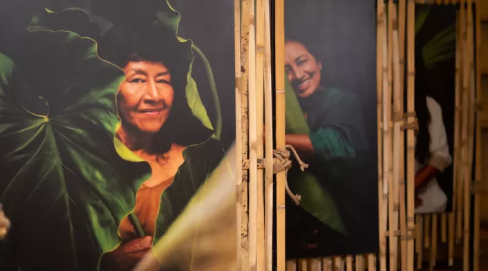 Se trata de una exposición fotográfica que visibiliza el papel de la mujer en torno al cuidado del medioambiente.