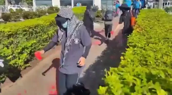Encapuchados intentaron ingresar a la fuerza a la sede de la ANDI en Medellín. Autoridades atienden la situación