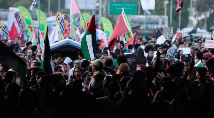 Manifestantes se reúnen en un sector de la calle 26 de Bogotá para protestar por la causa palestina.