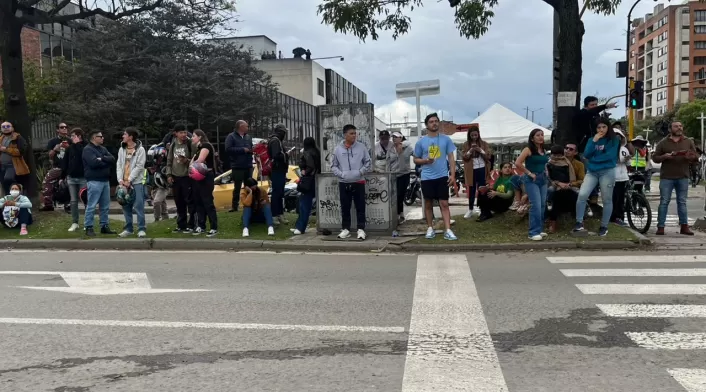 Ciudadanos viendo la implosión de los puentes de las Américas.