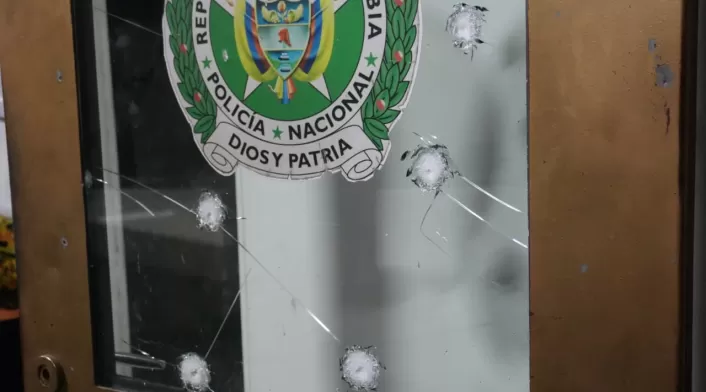 Imágenes compartidas por los propios uniformados muestran restos del explosivo en paredes y techos. Imágenes compartidas por los propios uniformados muestran restos del explosivo en paredes y techos.