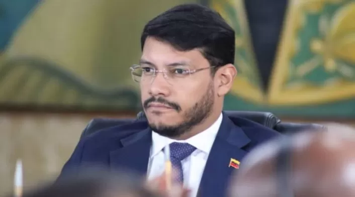El vicecanciller de Venezuela para América Latina, Rander Peña, negó este domingo que en su país haya una "crisis humanitaria" de colombianos detenidos. El vicecanciller de Venezuela para América Latina, Rander Peña, negó este domingo que en su país haya una "crisis humanitaria" de colombianos detenidos.