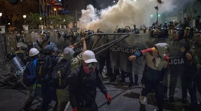 Los enfrentamientos también se produjeron en la sureña ciudad de Arequipa, entre policías y manifestantes. Los enfrentamientos también se produjeron en la sureña ciudad de Arequipa, entre policías y manifestantes.