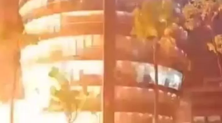 La explosión se produjo sobre las 18:30 hora local, después de que una camioneta que estaba estacionada empezó a incendiarse rápidamente. La explosión se produjo sobre las 18:30 hora local, después de que una camioneta que estaba estacionada empezó a incendiarse rápidamente.