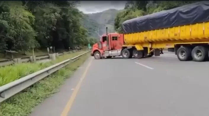 Bloqueos en vía Cali-Buenaventura por movilización nacional. Comunidades exigen respuestas al Gobierno. Bloqueos en vía Cali-Buenaventura por movilización nacional. Comunidades exigen respuestas al Gobierno.