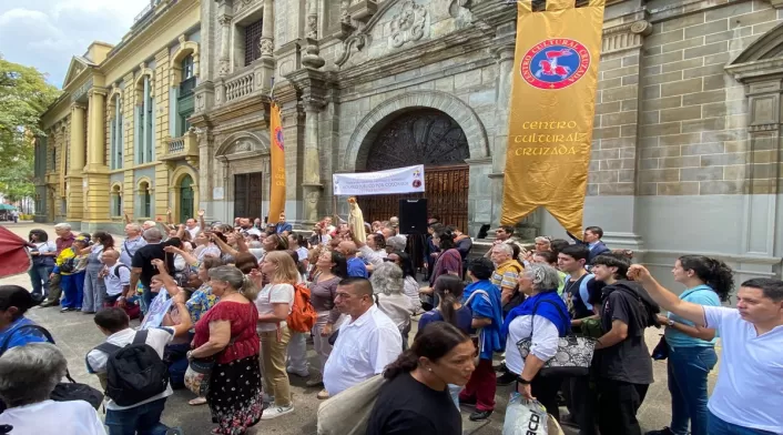 Más de 100 católicos realizaron platón en contra de la feria de brujería de Comfama Más de 100 católicos realizaron platón en contra de la feria de brujería de Comfama