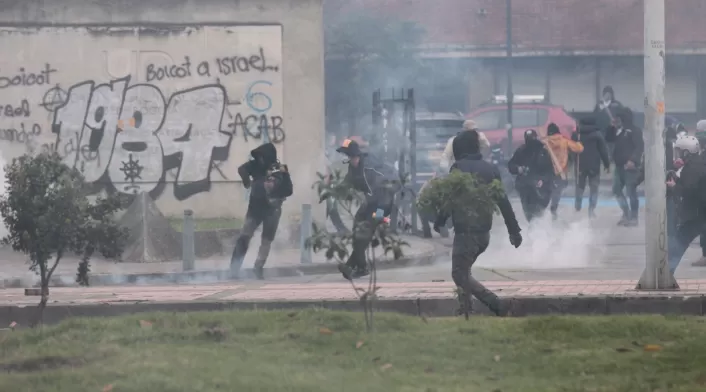 Manifestantes se enfrentan contra el ESMAD Manifestantes se enfrentan contra el ESMAD
