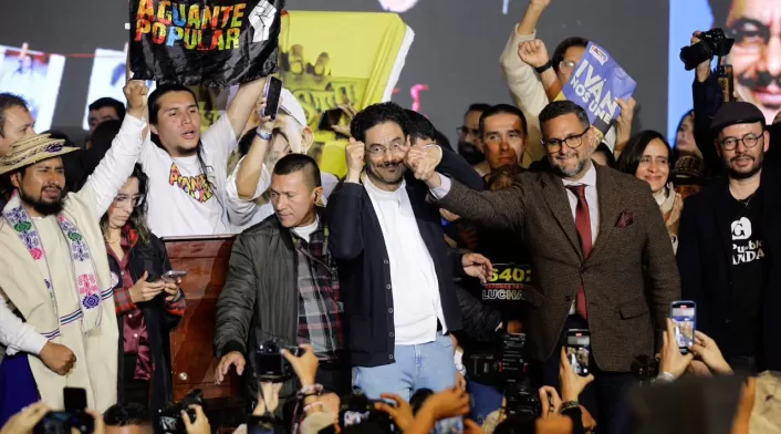 Iván Cepeda junto al abogado Miguel Ángel del Río en el evento de cierre de campaña de la precandidatura presidencial del senador.