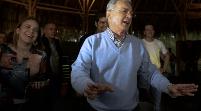 ALVAROURIBEVELEZRIONEGROAFPLAFM1.jpg