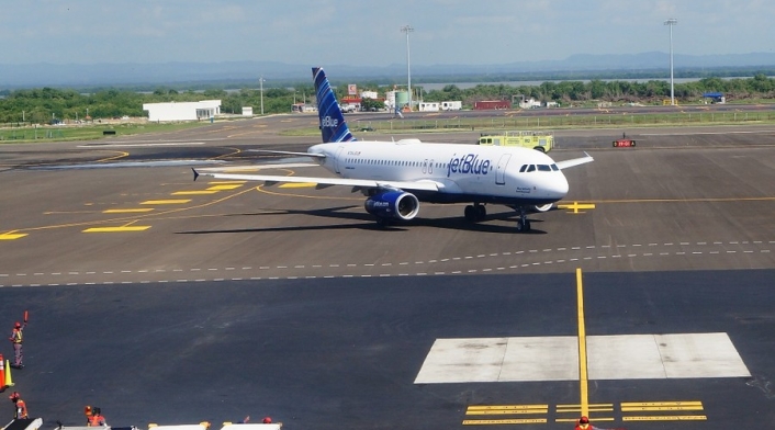 AeroCartagenaRafaelNuñezCOLPRENSA.jpg