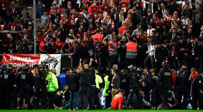 Avalancha-hinchas-Liga-francesa-AFP.jpg