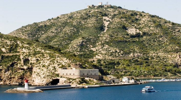 C398J8AWQAITFsw.jpg