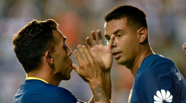 Carlos-Tévez-y-Edwin-Cardona-en-Boca-Juniors-FOTO-AFP.jpg