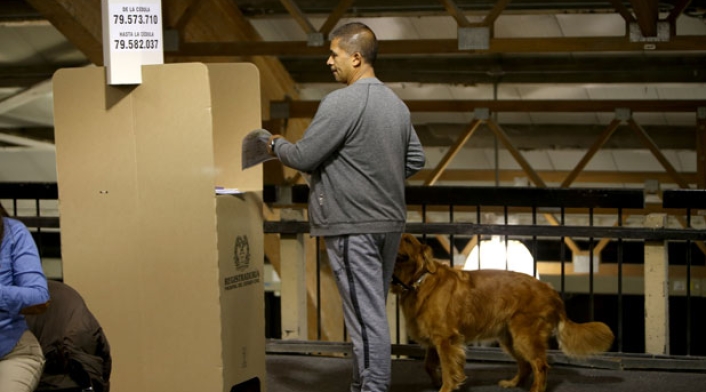 Ciudadano-ejerciendo-su-derecho-al-voto-LA-FM.jpg